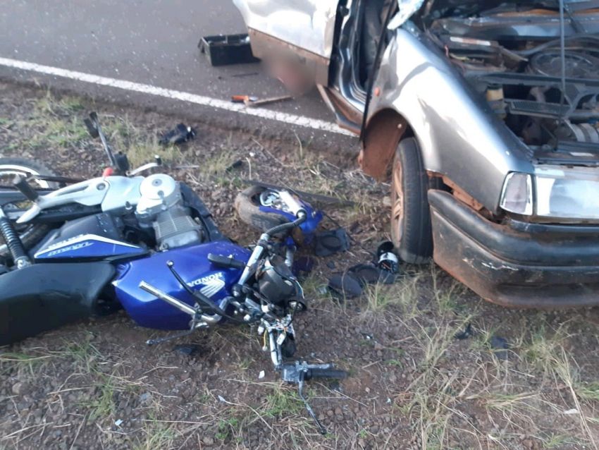 Con 15 años paseaba en su moto, chocó contra un auto y se quebró entero