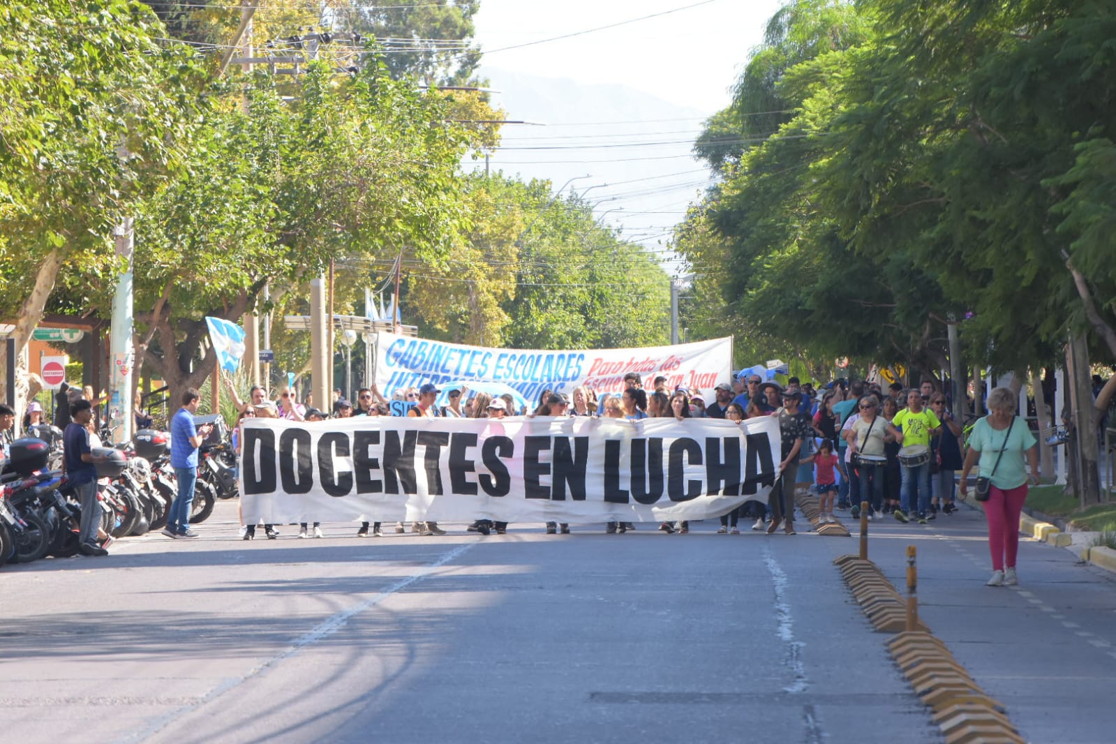 Docentes autoconvocados decidieron continuar con el paro este jueves