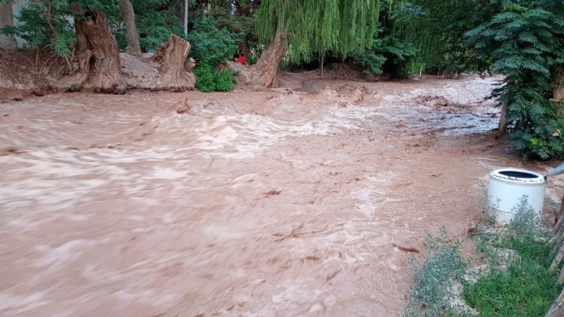 Creciente en Barreal: evacuaron viviendas que se vieron damnificadas