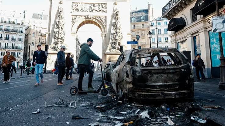 Francia impone toques de queda tras una ola de disturbios y saqueos