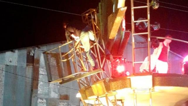 Carnaval de Gualeguaychú: Se desplomó una grúa y hay dos heridos graves