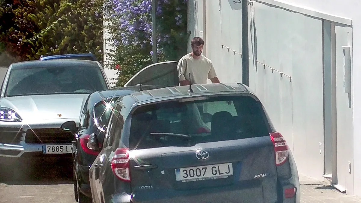 Así se "desquitó" Gerard Piqué de Shakira en la puerta de su casa