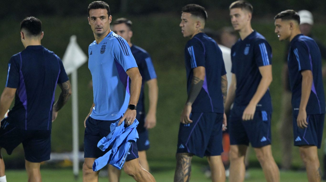 En la previa de Argentina-Países Bajos, Scaloni siguió de cerca a De Paul y Di María