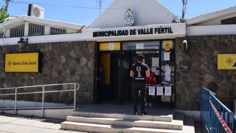 Con prohibición de acercamiento, fue a verla a un Municipio e hizo un escándalo