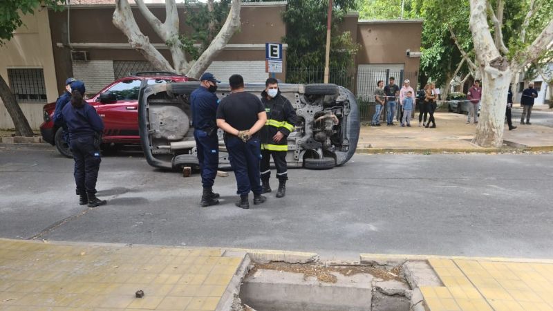 Increíble vuelco en pleno centro sanjuanino