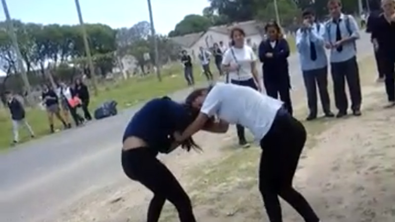 Tremendo: se pelearon en la puerta de la escuela y una de ellas terminó en el hospital