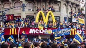 Se casó "a lo Boca": Cantó, festejó el día del hincha y rompió un local de hamburguesas