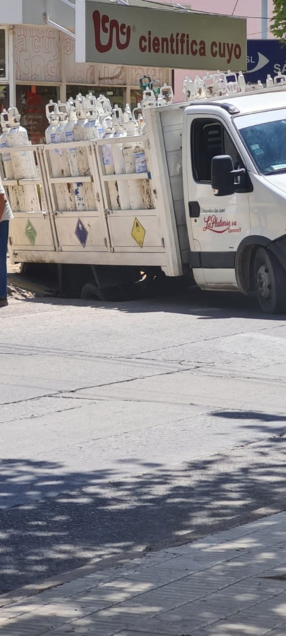 Un camión con oxígeno quedó hundido en el pavimento de centro sanjuanino