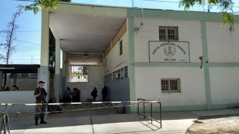 Guardiacárcel intentó hacer pasar dos celulares al penal
