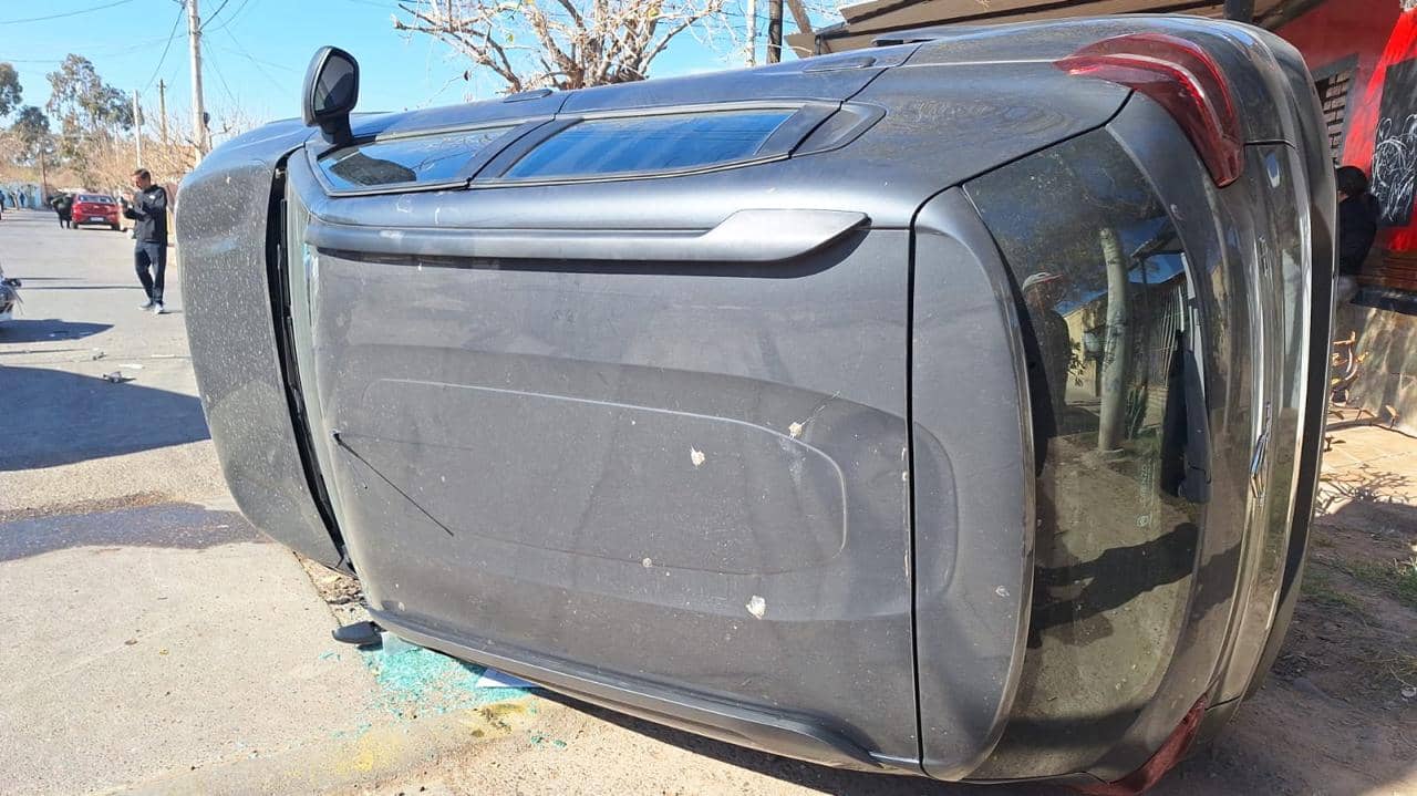 Un menor quedó atrapado en el auto que conducía y volcó en una esquina