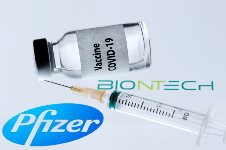 Pfizer fabricará la mitad de las vacunas que había anunciado para este año