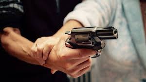 Salieron corriendo de un control policial: llevaban un revolver