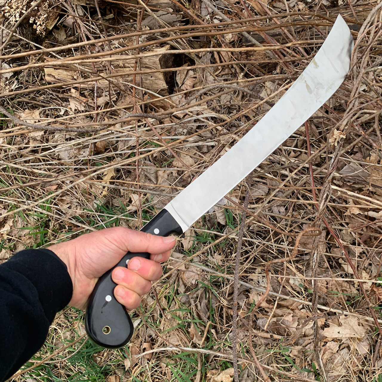 Encontró a un ladrón en su casa y le amputó los dedos a machetazos