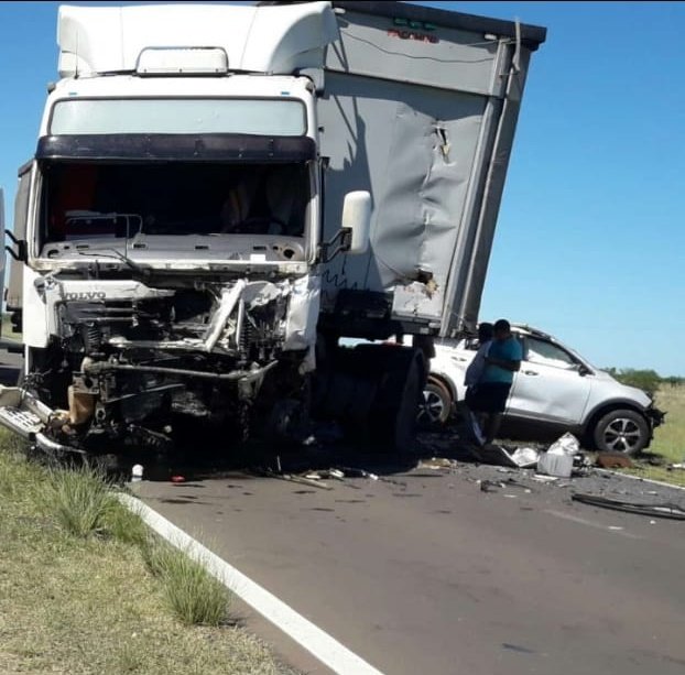 Un conductor murió a bordo de su auto al chocar contra un camión en Ruta 40