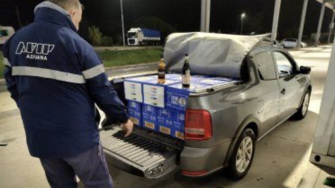 Aduana secuestró casi 600 botellas de fernet y más de 200 de whisky con destino a Uruguay