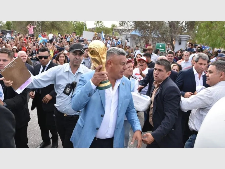 Por Argentina, Tapia le cumplió a la Difunta Correa y le llevó la copa del mundo