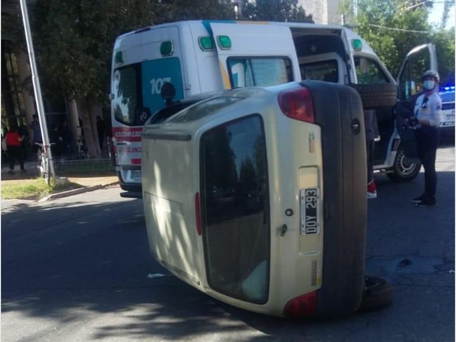 Vuelco en Capital: dos mujeres heridas