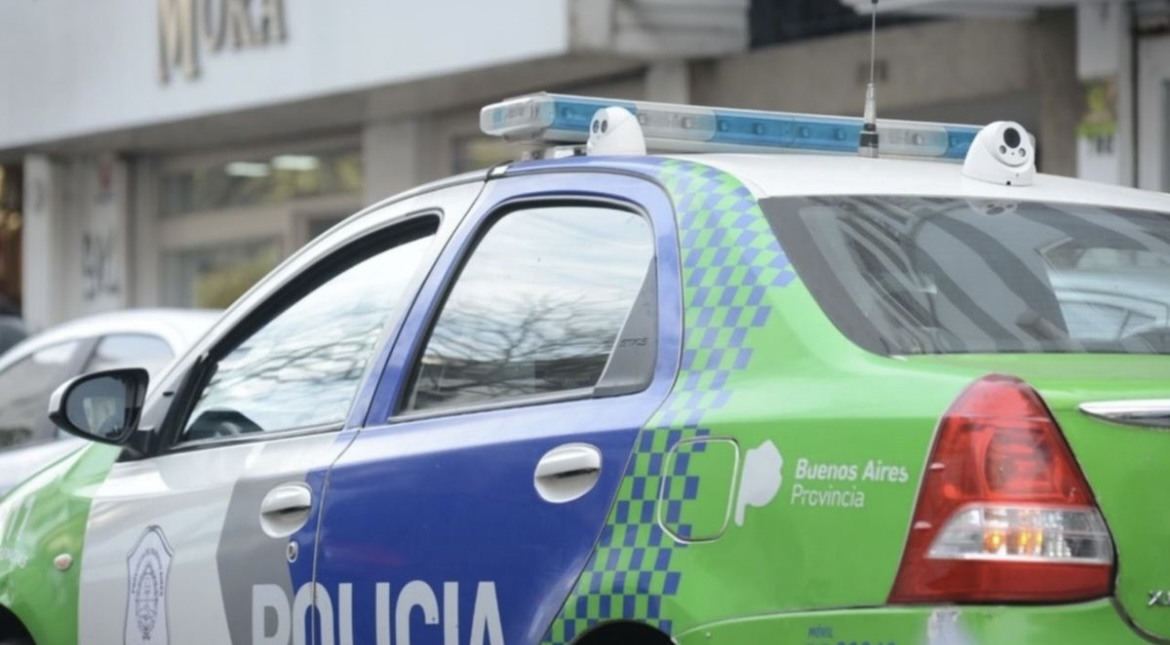 Un adolescente de 13 años fue herido con un cuchillo y arrojado a un contenedor