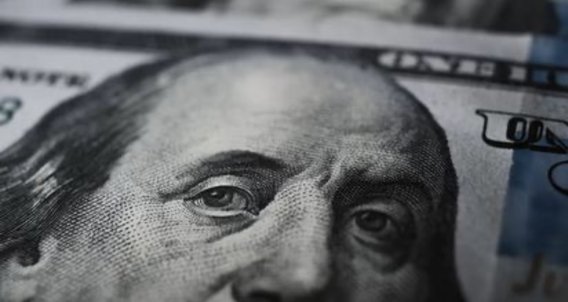 El dólar cerró a $440 y hay casas de cambio que no quieren vender 