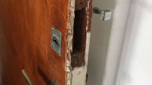 Su ex le reventó la puerta y la golpeó salvajemente