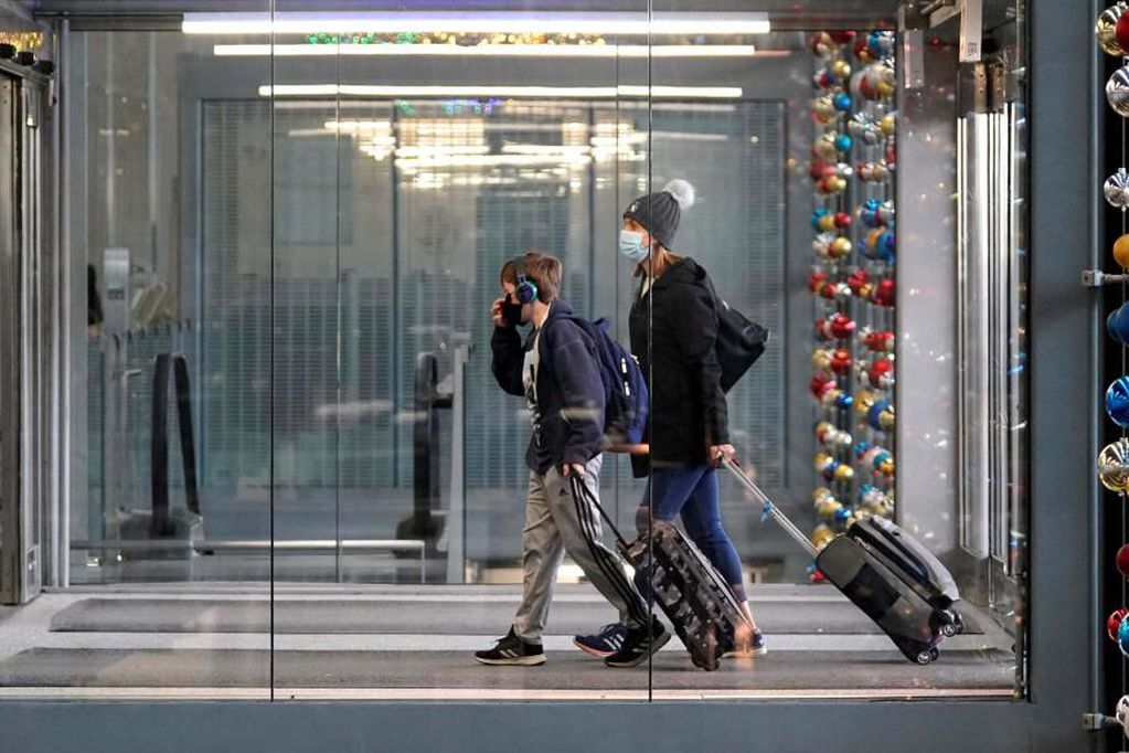 Una aerolínea se olvidó a un niño que viajaba sin familia: pasó 4 horas solo en el aeropuerto de Bogotá