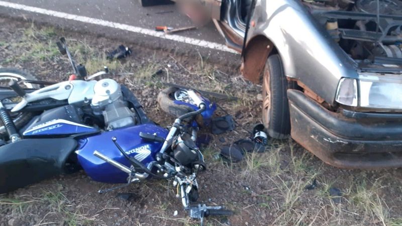 Un motorista quedó grave estado tras chocar con un auto