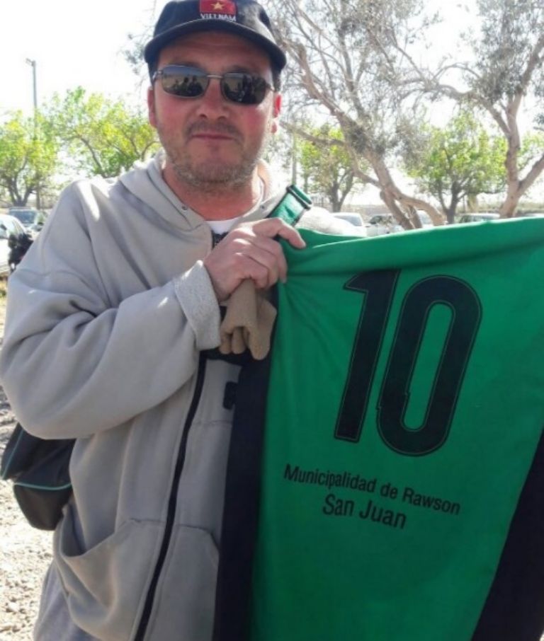 En Sargento Cabral aprueban la llegada de Alex Caniggia y ya tienen su camiseta