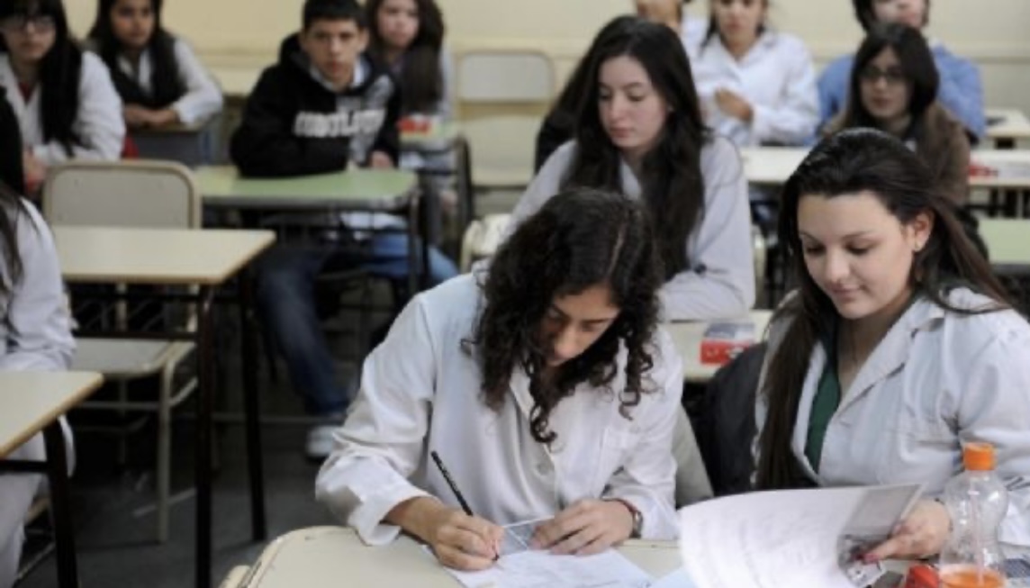 Como antes de la pandemia, los alumnos pasarán con hasta dos materias previas