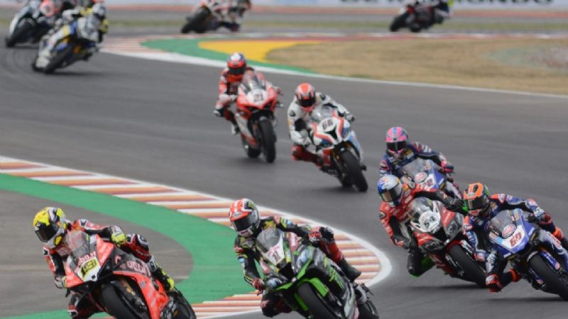 Un piloto del Superbike quedó fracturado luego de una grave caída