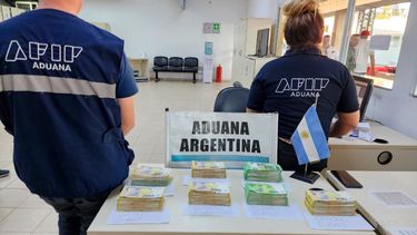Aduana descubrió 340.000 de euros ocultos en la ropa del maletero de un micro de larga distancia