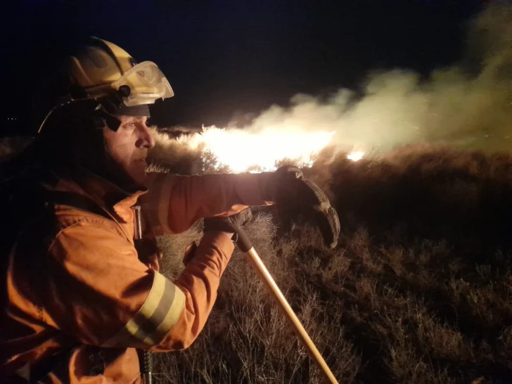 Bomberos le ganaron al viento y apagaron un incendio que amenazó casas
