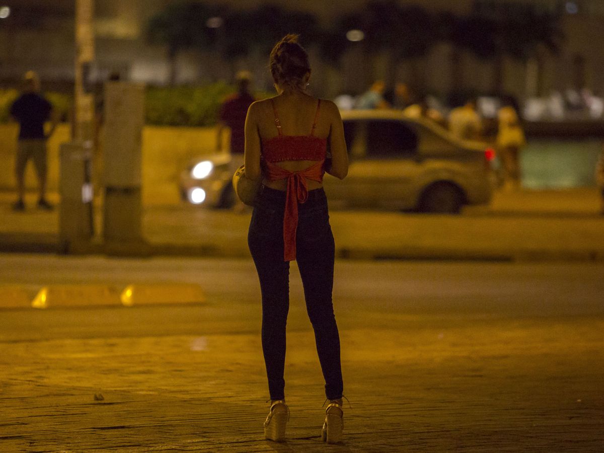 Contrató a dos chicas para "sexo sin límites", se durmió y le robaron 14 mil dólares