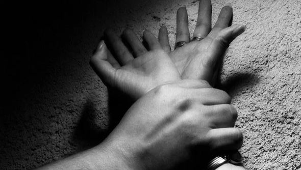 Una mujer contrató a un joven para que limpiara su fondo y él la violó 