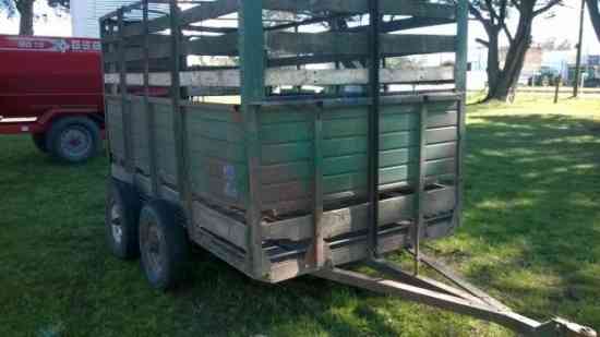 Se quebró la pierna al caérsele un trailer de animales, cayó en urgencias
