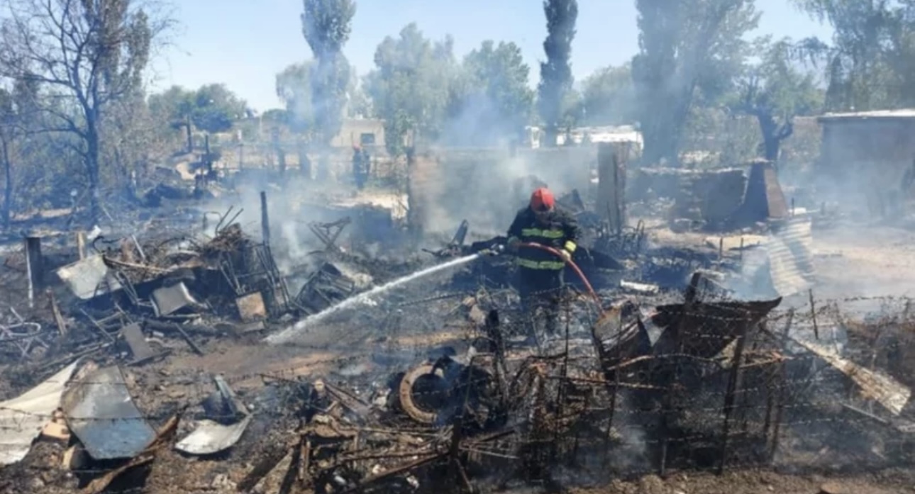 Por la quema de un basural una familia perdió su vivienda en Pocito 