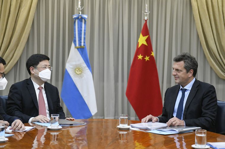 Massa acelera cooperaciones con el embajador chino