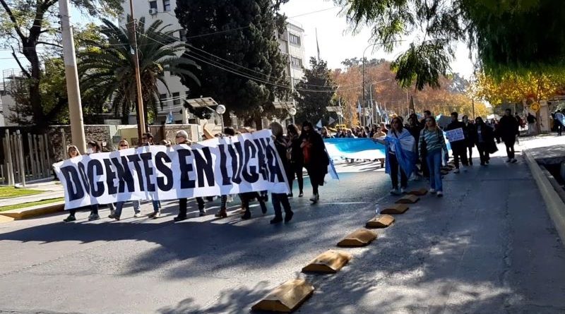 Docentes autoconvocados firmes: protestaron frente a Udap