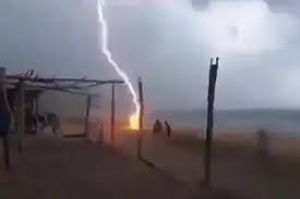 Dos personas murieron tras ser alcanzadas por un rayo en una playa de México 