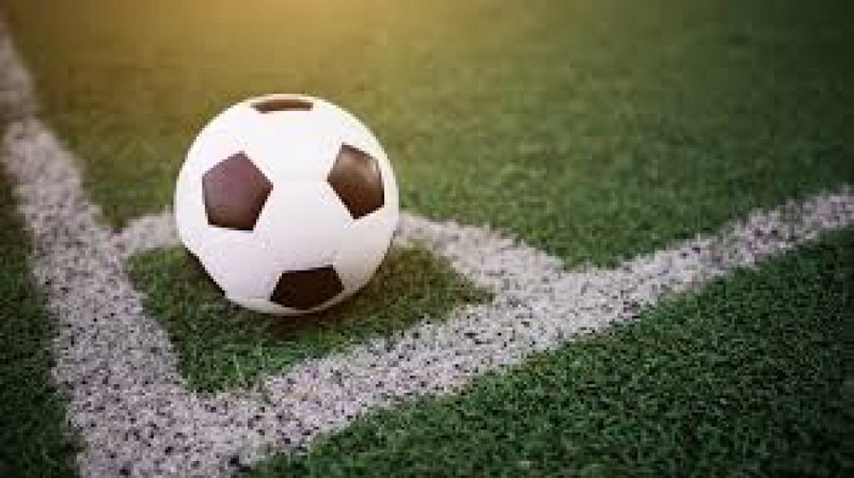 Menor de 13 años jugaba al fútbol, se desplomó en la cancha y murió