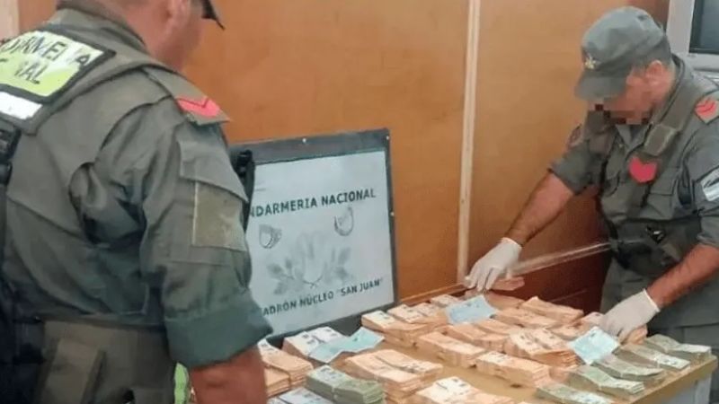 Un camionero quedó detenido con $7 millones en bolsas y cheques 