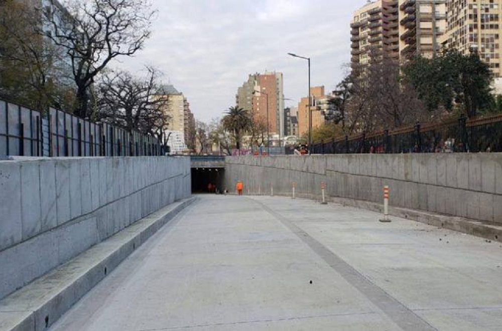 Para escapar de una golpiza un joven influencer se arrojó a un túnel: lo operaron y está grave