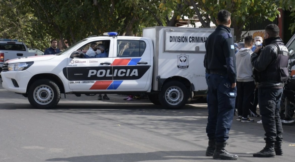 Sintieron un fuerte olor, llamaron a la Policía y hallaron muerto a un hombre en su vivienda 