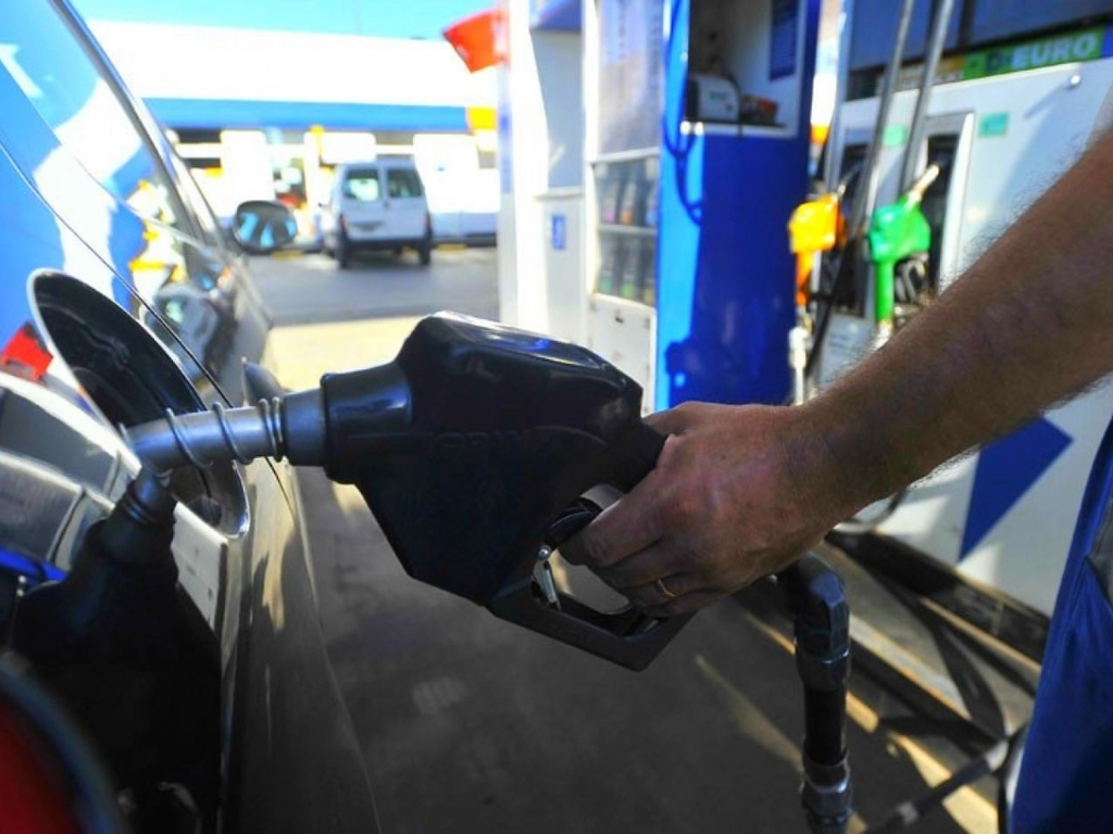 El Gobierno volvió a postergar suba de impuestos a los combustibles