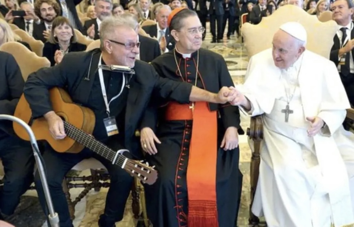León Gieco cantó Solo le pido a Dios en el Vaticano e hizo emocionar al papa Francisco
