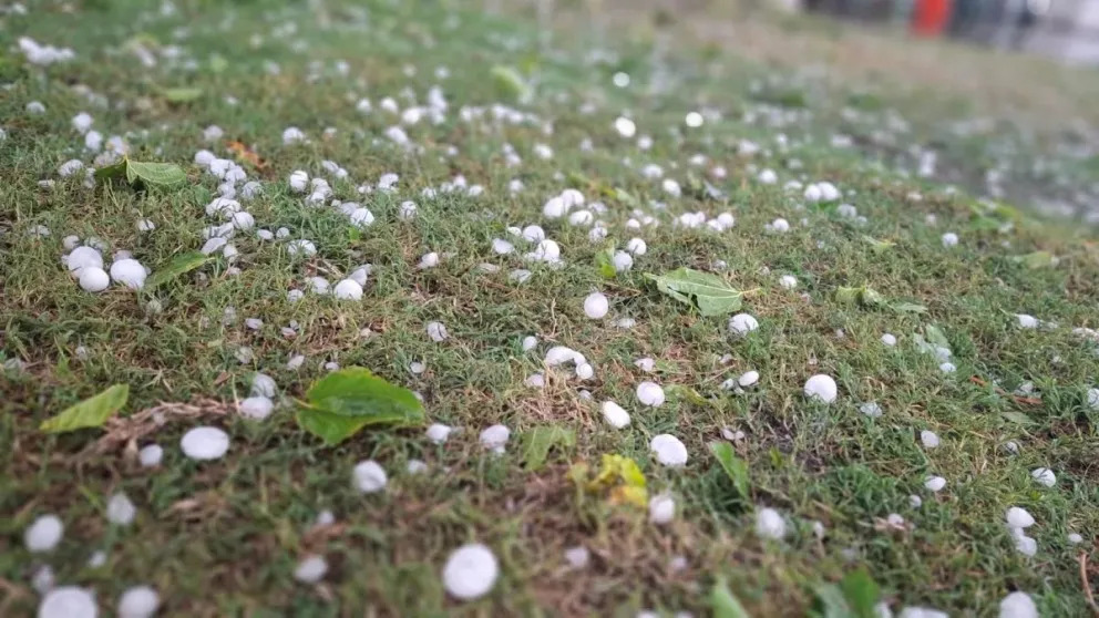 Granizo, viento y lluvia abundante, el alerta para mañana en la noche