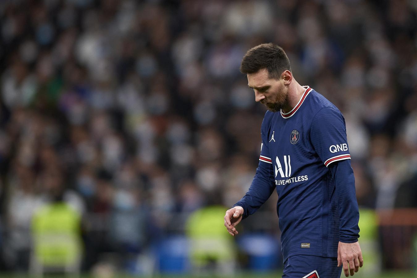 Messi, tras la derrota y los silbidos, solo en el vestuario y con su familia