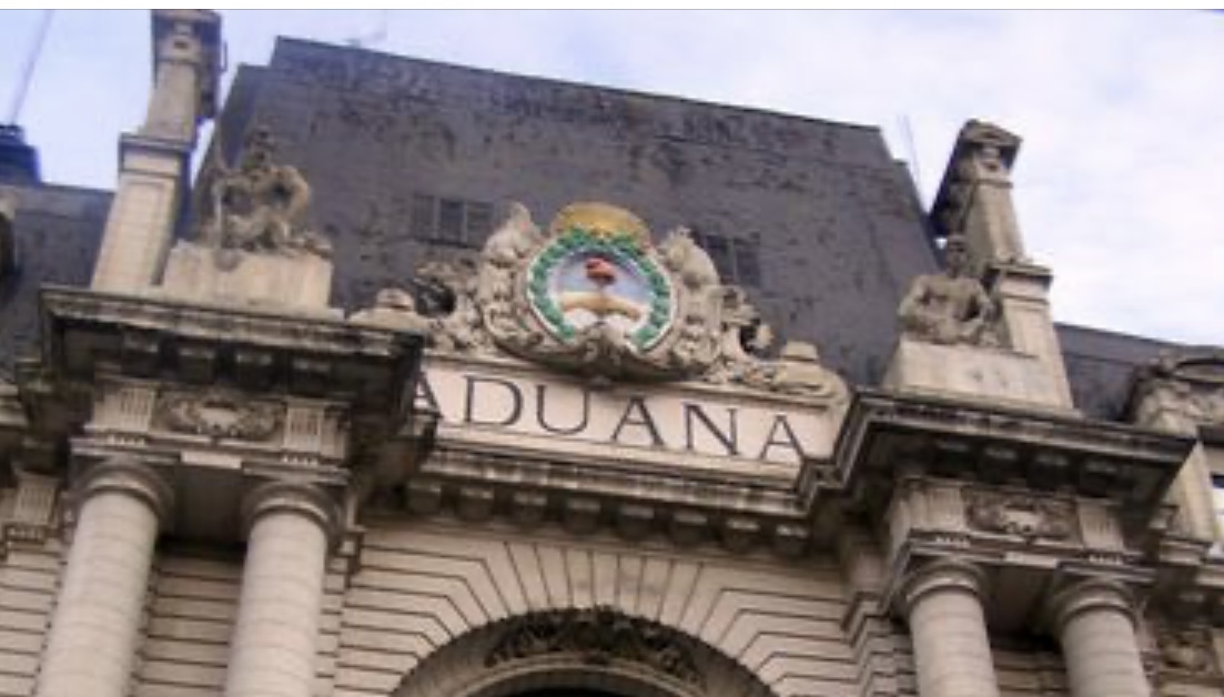 Aduana suspendió a más de 50 exportadores por irregularidades con divisas