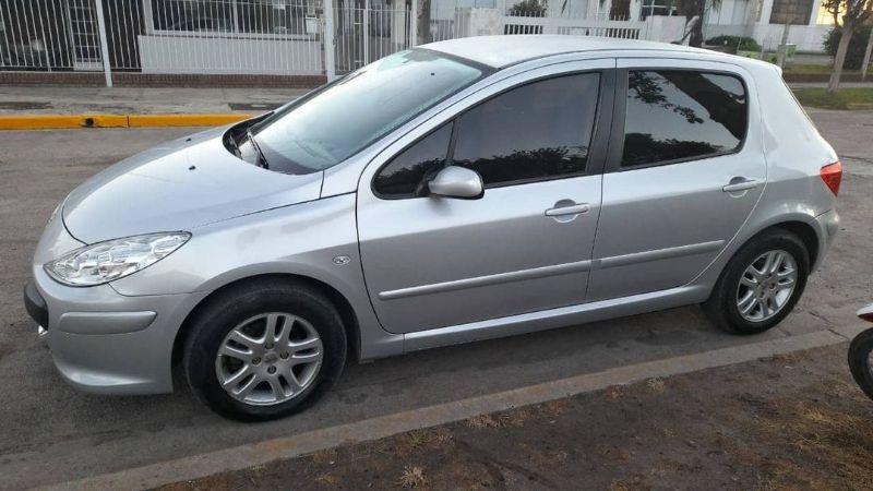 Un auto pasó de estar estacionado a quedar en cenizas ¿Se lo prendieron fuego?
