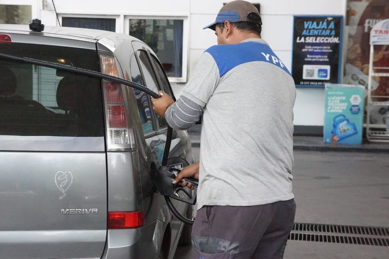 Expendedores aseguran que la nafta debería estar más cara