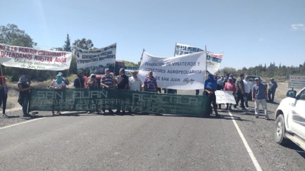 En 25 de Mayo los viñateros protestaron por el valor de la uva y la importación de vino